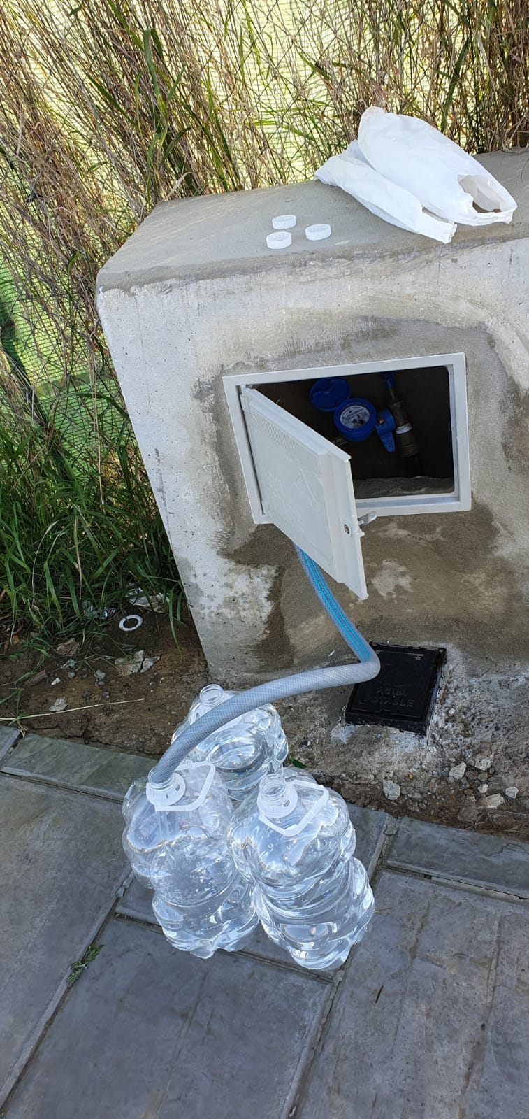 Cola para llenar garrafas de agua en el grifo de la entrada del Sector F (9)