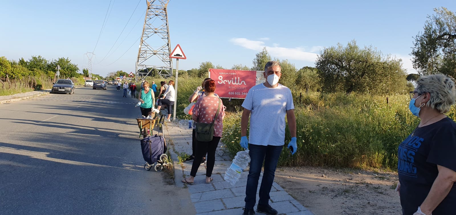 Cola para llenar garrafas de agua en el grifo de la entrada del Sector F (4)