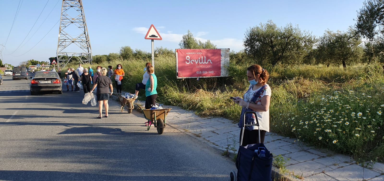 Cola para llenar garrafas de agua en el grifo de la entrada del Sector F (5)