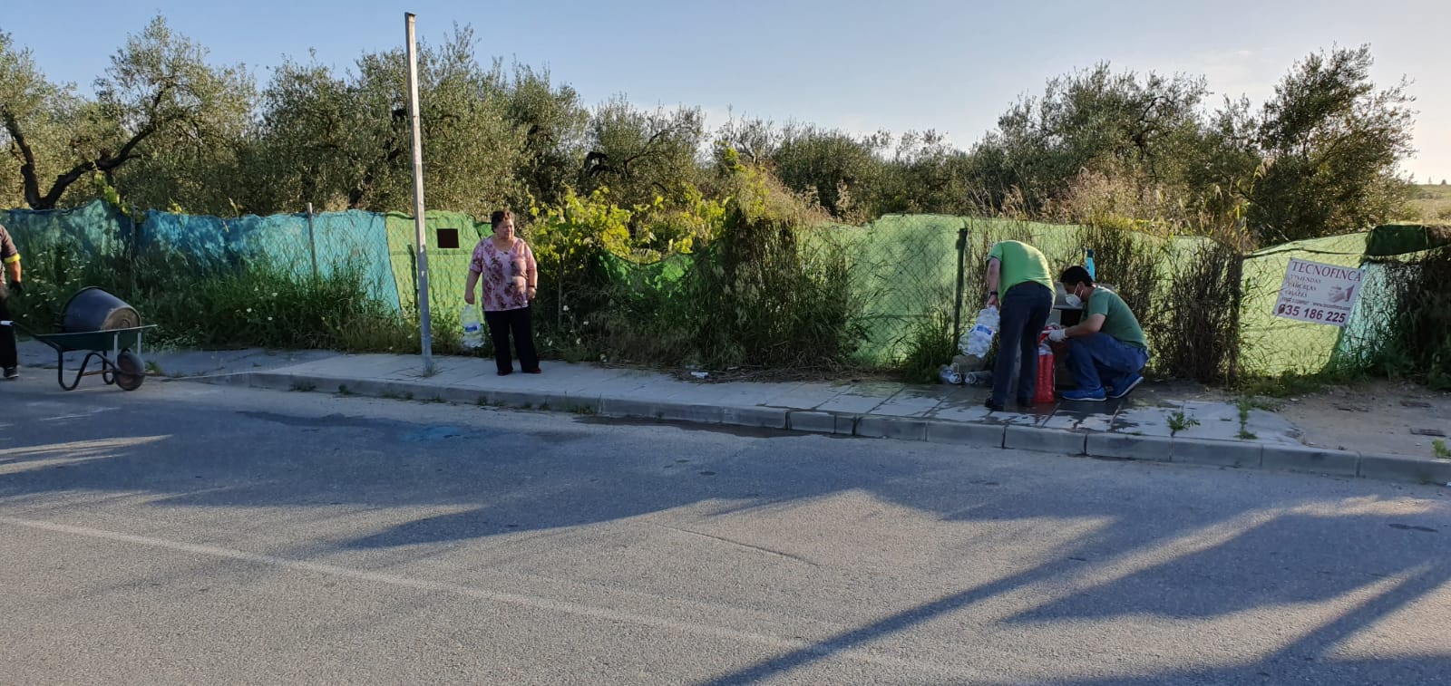 Cola para llenar garrafas de agua en el grifo de la entrada del Sector F (7)
