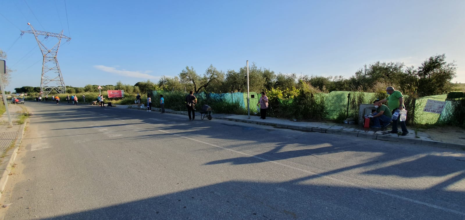 Cola para llenar garrafas de agua en el grifo de la entrada del Sector F (8)