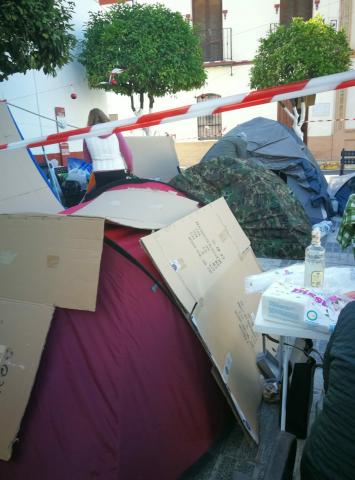 Campamento frente al ayuntamiento de Almensilla